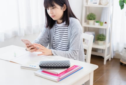 スマホは勉強の邪魔?定期テスト前には没収していますか?