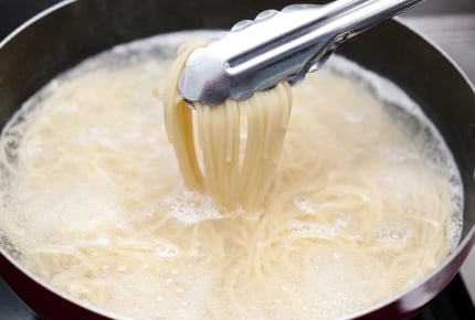 お昼ごはん用にゆでたパスタが一人前余ってしまった。晩ごはんに活用する方法を教えて!