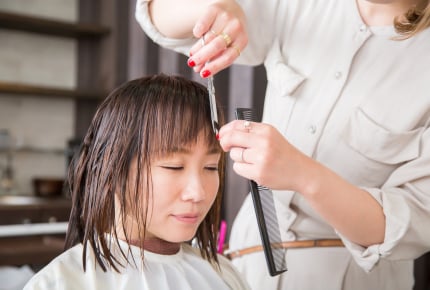 「白髪を隠したいからあり」「若作りに見えるからなし」。40代女性の前髪事情とは?