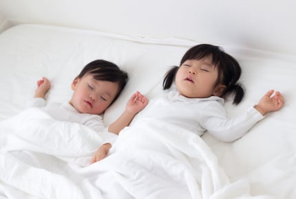 4歳と1歳を寝かしつける時間は何時がベスト?18時に子どもを寝かせるママ友が普通なの?