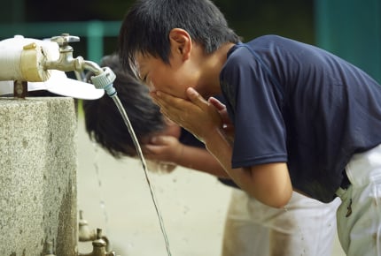 「水筒が空になったら水道の水を入れなさい」小学校からの指導に不満なママさんができる対策とは?