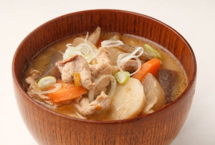 豚汁は具だくさん。夕ご飯が「白米に豚汁だけ」というメニューはアリ?ママたちの意見は?