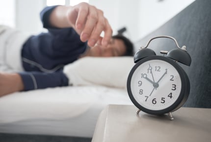 休日の朝、いつまでも寝ている夫にイライラ!早起きしてほしい?朝寝坊でも平気?