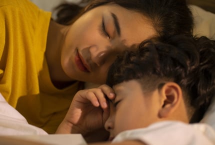 子どもは何歳まで一緒に寝たがるもの?みんなの子どもは何歳から一人で寝られるようになった?
