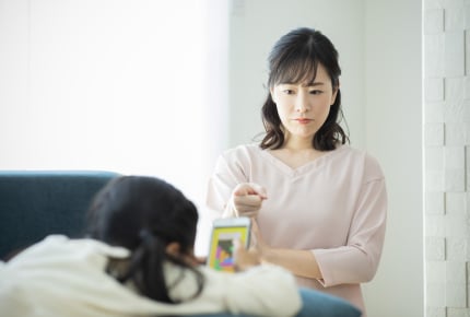 宿題をやったと嘘をつき反抗的な態度をとるわが子。疲れきったママにできる対処法は?