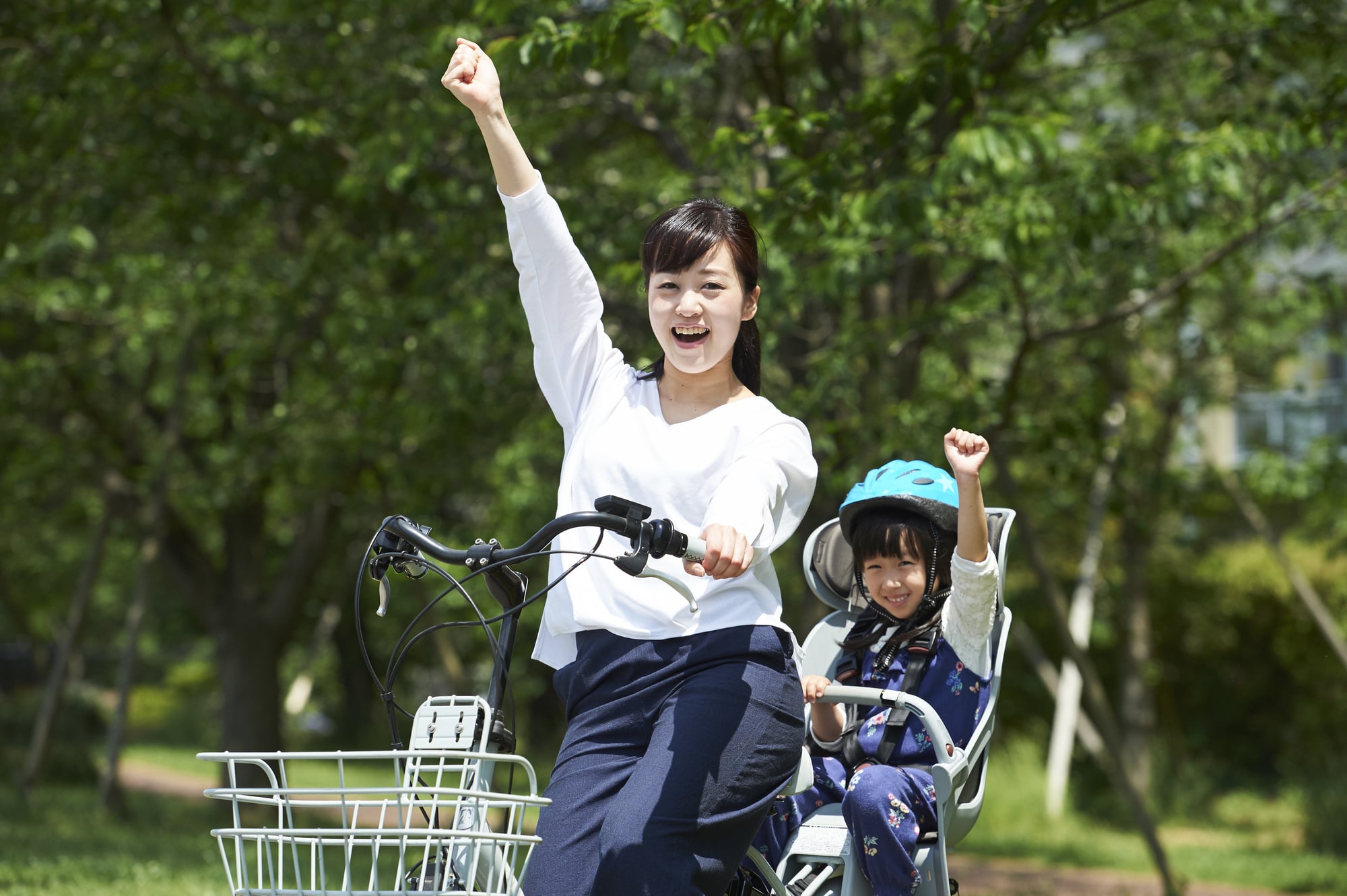 自転車送迎に不安なママ。先輩ママたちが体験談やおすすめグッズを教え 