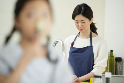 つわりがひどくて義実家でご飯をいただくママに義兄のお嫁さんは冷たい対応。それは当たり前!との意見も
