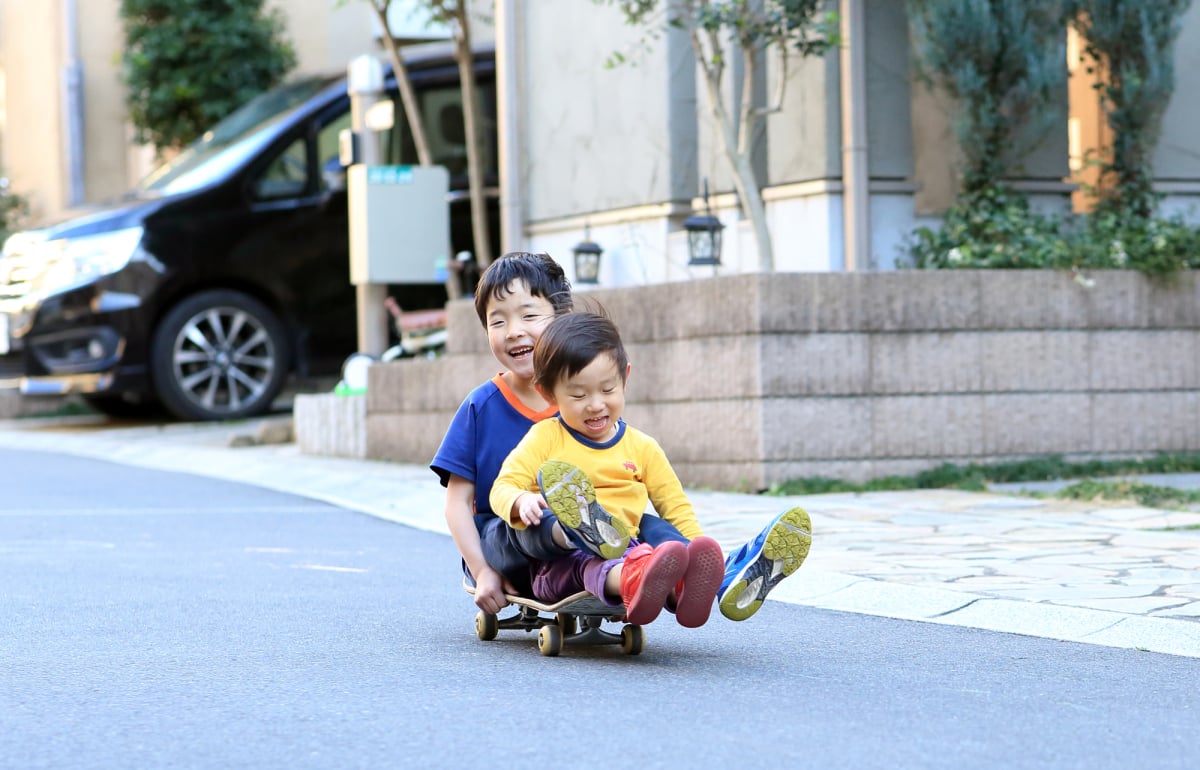 隣の子どもがわが家の駐車場で遊ぶので地面が傷だらけに どうしたらいい Ameba News アメーバニュース