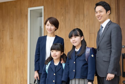子どもの入園式と卒園式でスーツの色は変えるべき?ネイビーだけで着まわすのもアリ?