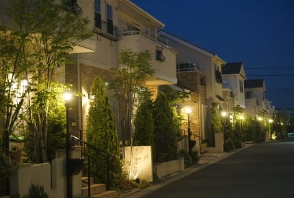 戸建てに住むママたち、夜は家じゅう真っ暗にして寝る?部屋の明かりをつけておく以外の防犯対策は?