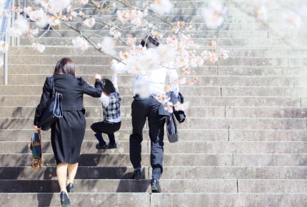 入園式や入学式。子どもの晴れ舞台に親が紺色のスーツはあり?