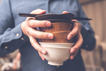 食後の食器も下げずに旦那はソファーでスマホ!これって普通ですか?