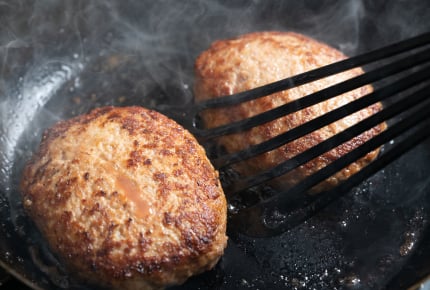 何度作ってもパサパサ硬めのハンバーグ。いつもの作り方にプラスしてふんわりジューシーにするコツは?