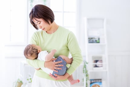 抱っこをやめた瞬間泣くわが子。これが毎日続くのでしょうか……