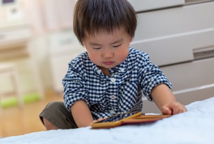 小さい子にスマホで動画を見せるのはNG!?デジタル機器と上手に付き合っていくために