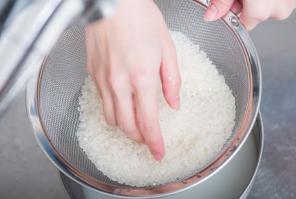 お米を洗うときの道具は何を使っていますか？ザル？それとも炊飯釜？