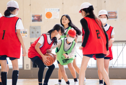 ＜子どもたちに“本物”を＞プロバスケットボールクラブ「アルバルク東京」とクルマのサブスク「KINTO」が小学校で体育の授業を開催