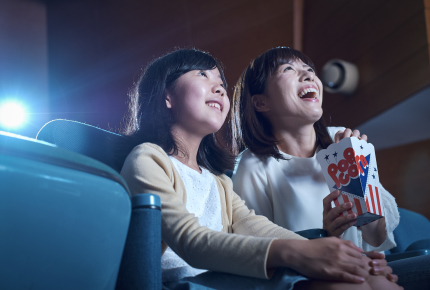 ＜映画館でのお楽しみ＞みんなは映画を観るとき何かを食べる？物語に集中する？