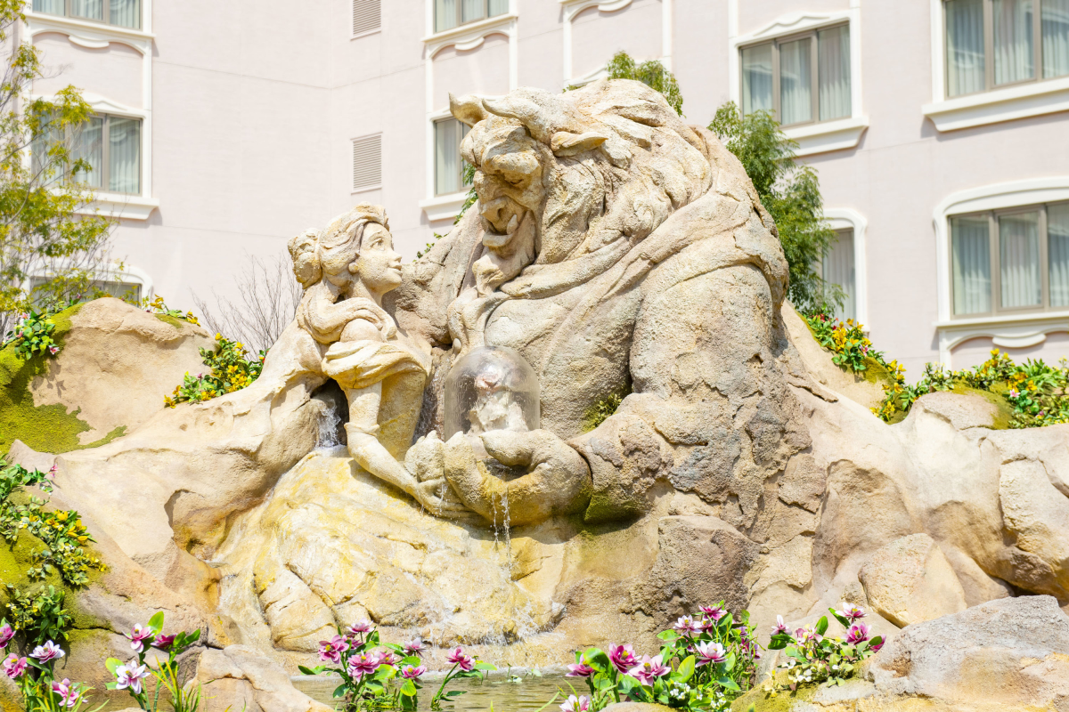 東京ディズニーシー・ファンタジースプリングスホテル　ローズコート（キャラクターなどをかたどった岩の彫刻）２