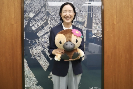 【江東区・大久保朋果区長】第1回　哺乳瓶の煮沸で1日が終わる―ワンオペ育児が子育て支援の原点―