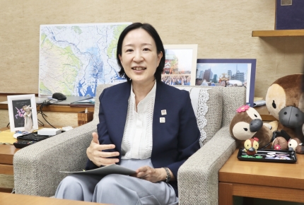 【江東区・大久保朋果区長】第3回　育児と介護のダブルケア、障がい児支援で得た経験を区の政策へ