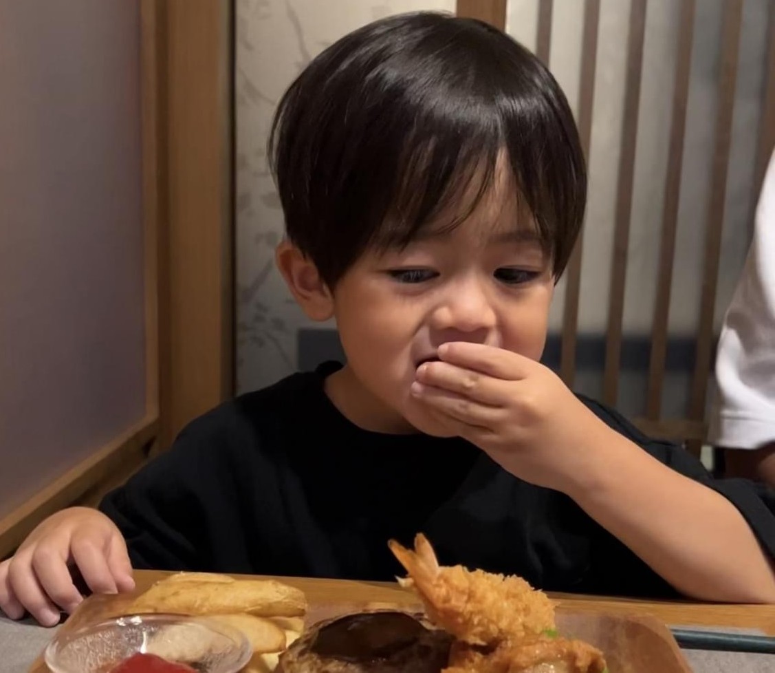 ご飯を前に食べる前からいやそうな長男