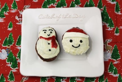 ホットケーキミックスで混ぜるだけ!サンタと雪だるまのドーナツ
