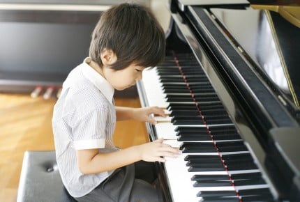 子どものためにピアノを買うなら、電子ピアノ?それともアップライトピアノ?ママたちが選んだそれぞれの理由とは