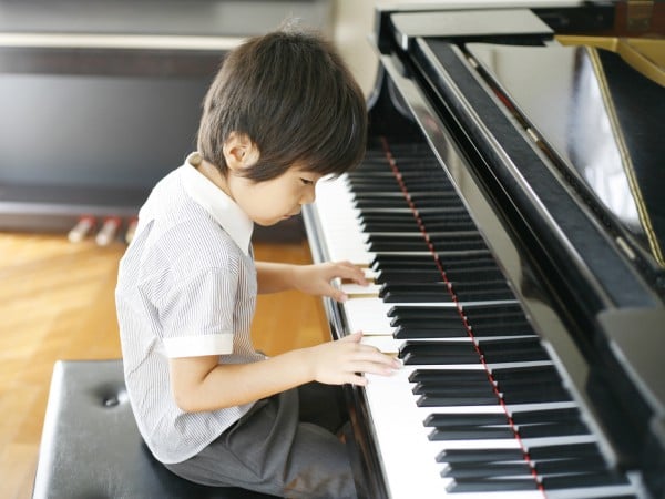 子どものためにピアノを買うなら 電子ピアノ それともアップライトピアノ ママたちが選んだそれぞれの理由とは ママスタセレクト