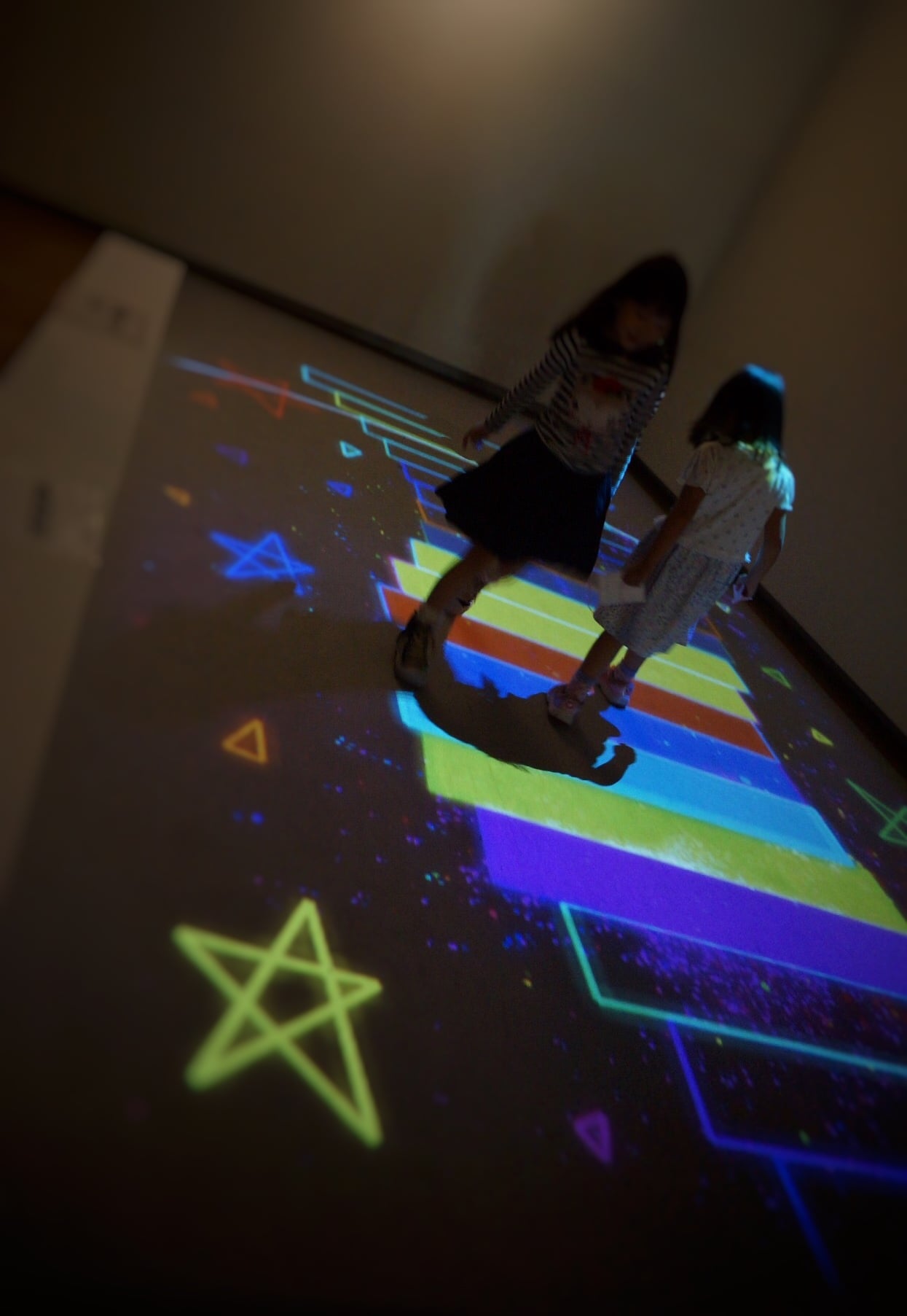 福岡 子連れで楽しめる 光と遊ぶ超体感型ミュージアム 魔法の美術館 ママスタセレクト