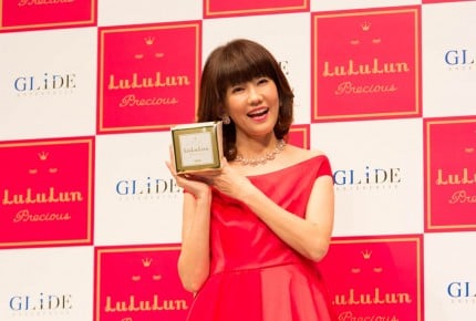 夫婦円満の秘訣は、ほめ言葉!松本伊代さんが新フェイスマスクの発表会に登場
