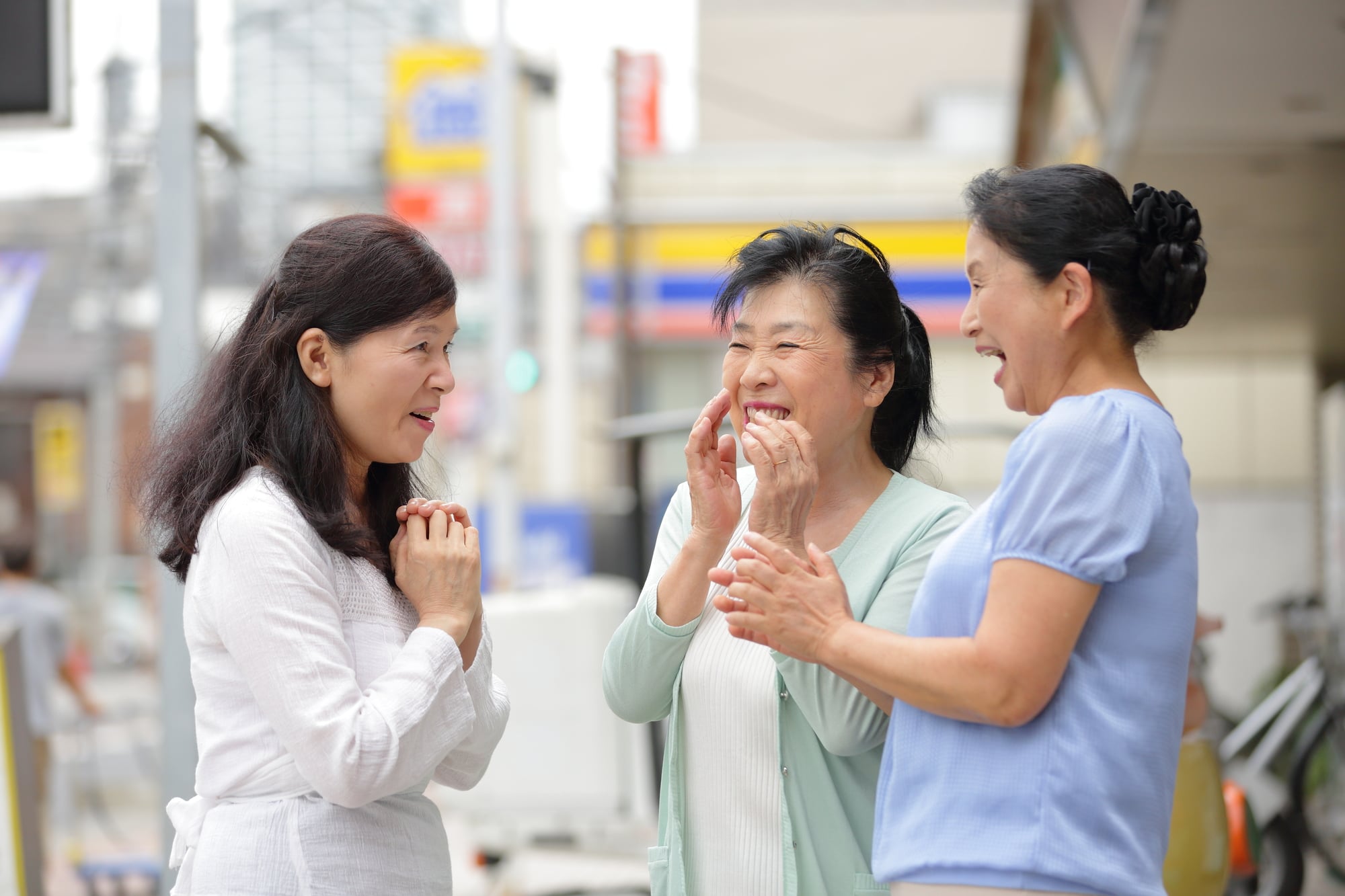 井戸端会議はなくなる！？会話の華を咲かせる舞台は「ファミレス」や