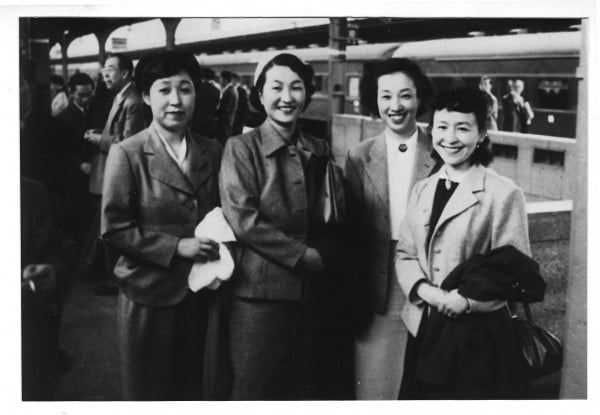 左から3番目が坂野惇子さん