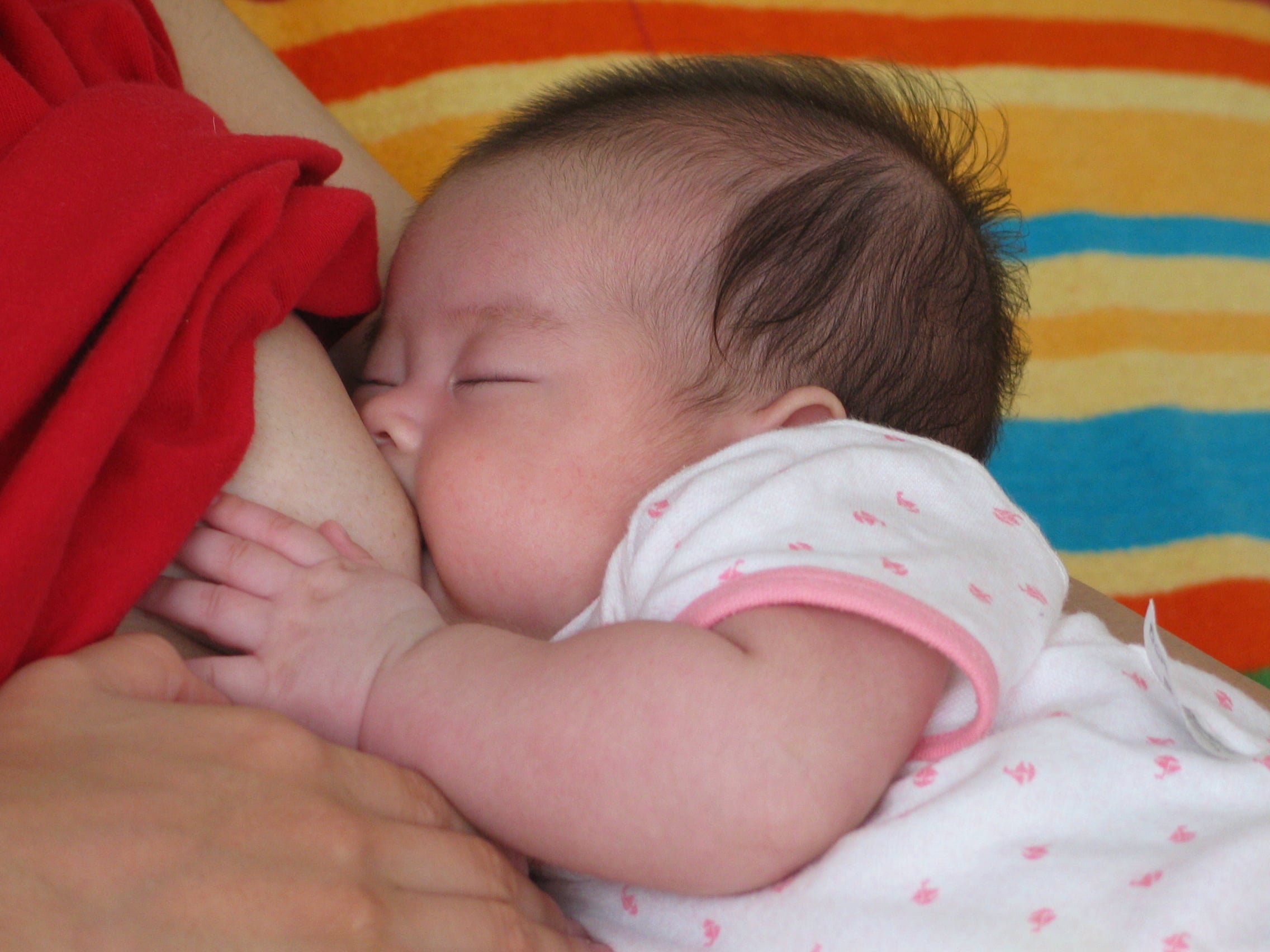 赤ちゃんが頻繁に母乳を求める理由とは ママスタセレクト