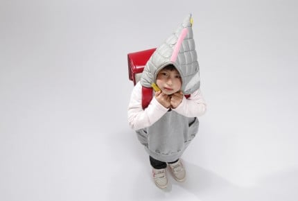 おかしくない?子供は布の防災ずきん、先生はヘルメット