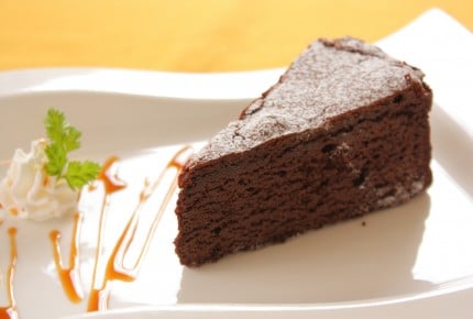 お菓子作り初心者でも超簡単！炊飯器でチョコレートケーキ